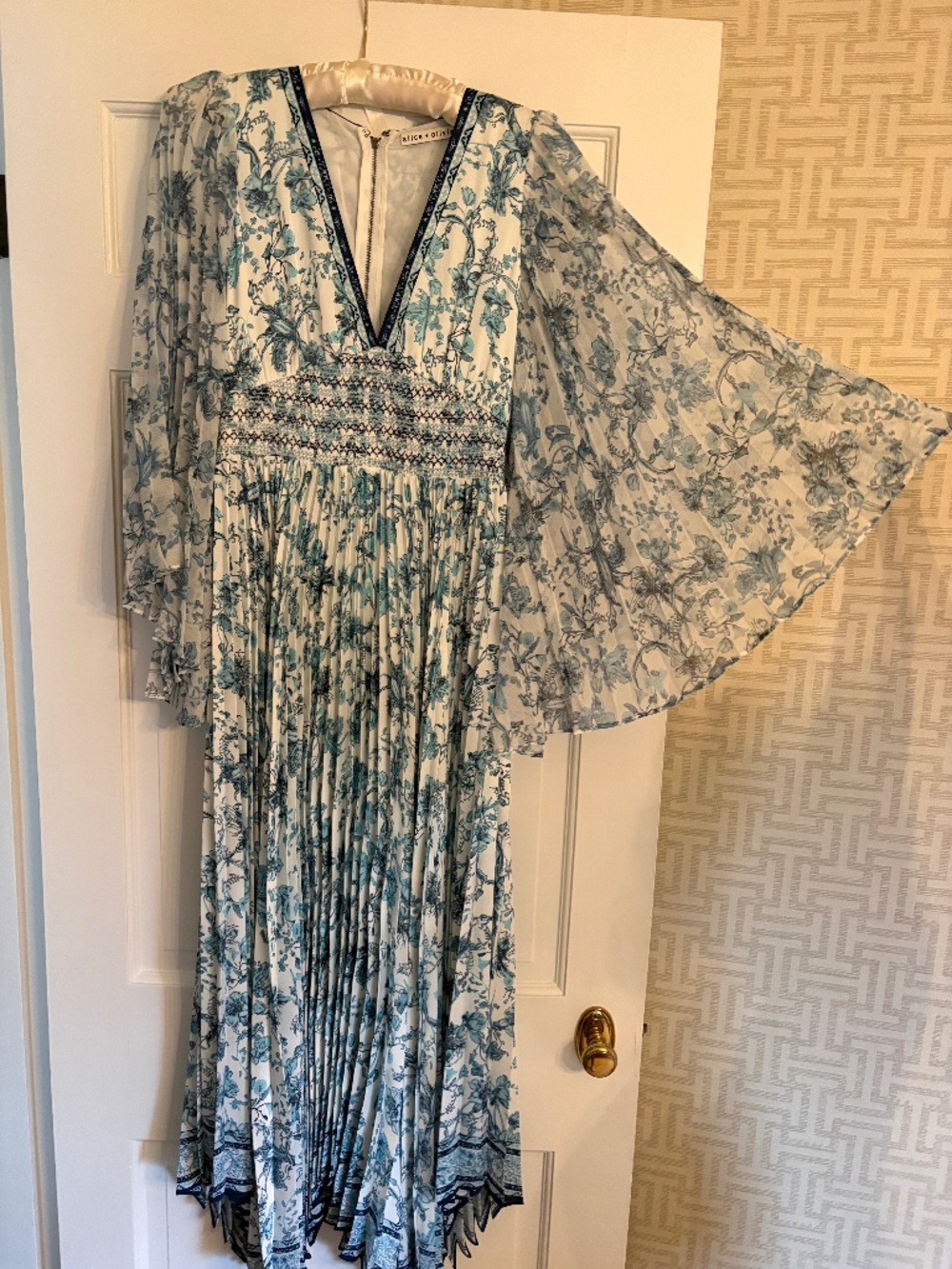 Alice + Olivia Blue Floral Pleated Midi Dress Bell Sleeve Size 6